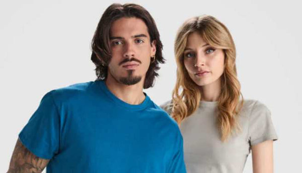 Camiseta personalizada para empresa con logo bordado, solución de branding y publicidad corporativa.
